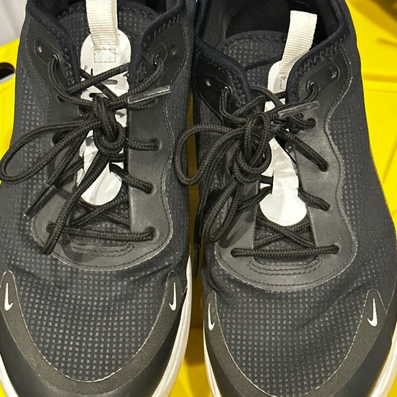 Women’s Nike Black and White Sneakers - Picture 3 of 6